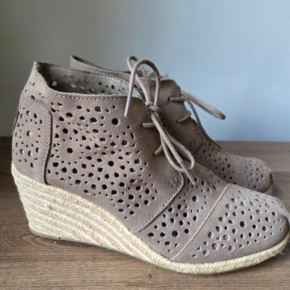 NEW W/O BOX TOMS TAUPE EXPADRILLE WEDGE LEATHER UPPER BOOTIES SIZE 9 WMNS